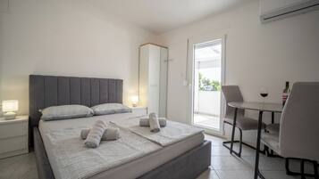 Economy Studio, Balcony, Sea View | In-room dining