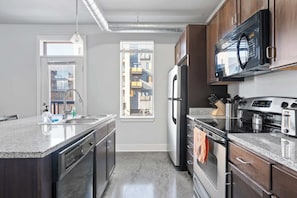 Fridge, microwave, oven, stovetop - 4 Downtown combined units with free parking (Indianapolis)