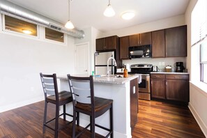 Coffee/tea maker, fridge, microwave, oven - 4 Downtown combined units with free parking (Indianapolis)