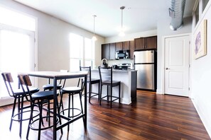 Dining - 4 Downtown combined units with free parking (Indianapolis)