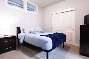 8 bedrooms, desk, iron/ironing board, travel cot - 4 Downtown combined units with free parking (Indianapolis)