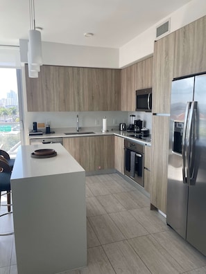 Kjøleskap, mikrobølgeovn, ovn og kokeplater