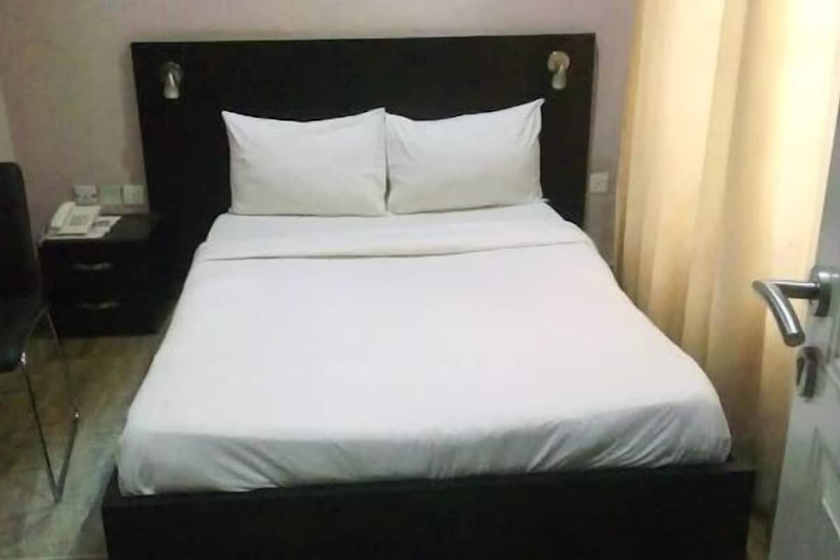 Deluxe kamer, balkon, uitzicht op stad | Een bureau, een laptopwerkplek, gratis wifi