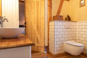 Douche, sèche-cheveux, serviettes fournies, savon