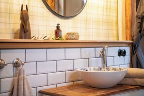 Douche, sĂšche-cheveux, serviettes fournies, savon