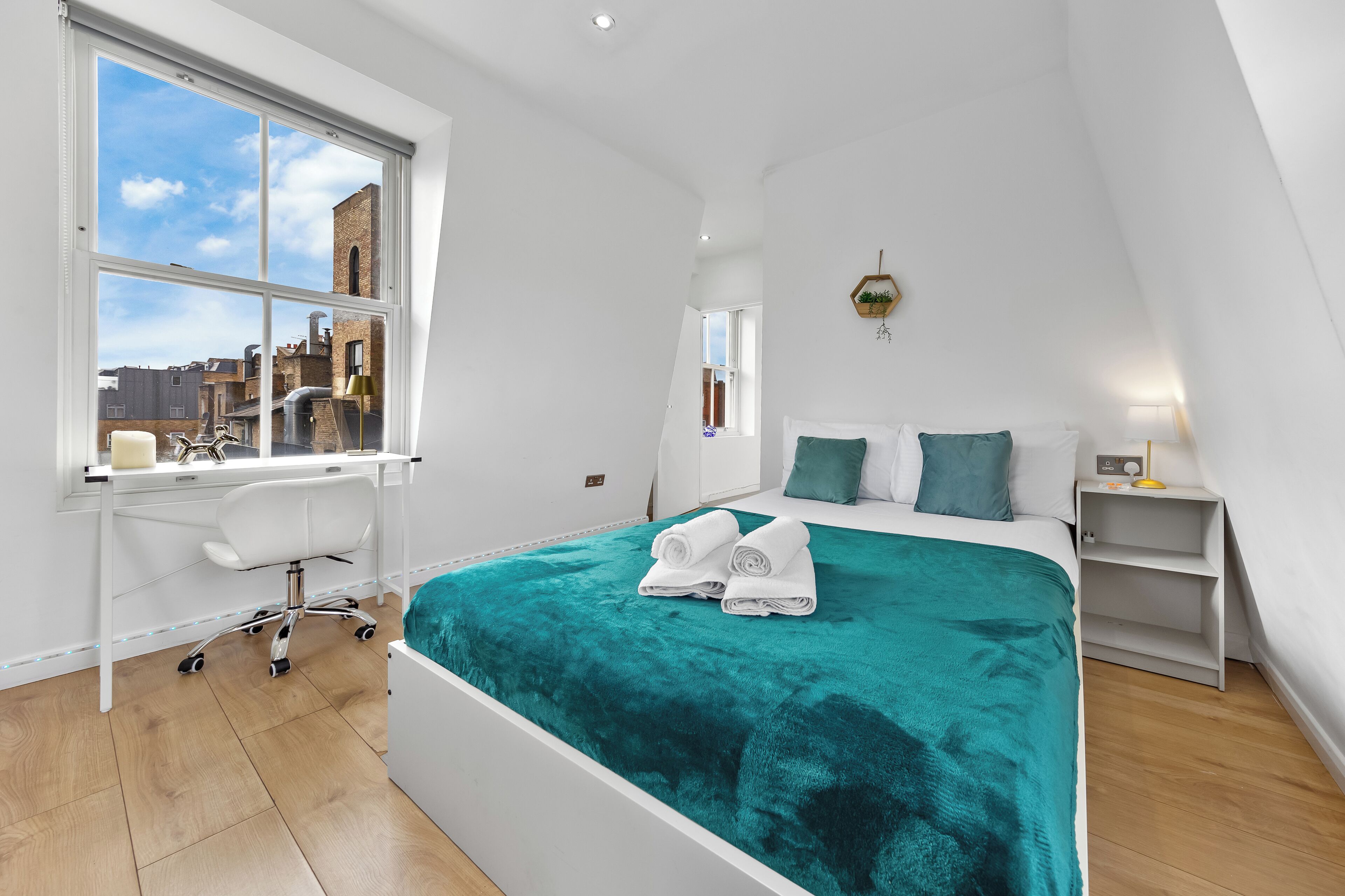 1 habitación, escritorio, tabla de planchar con plancha y wifi 