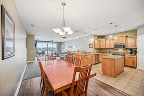 Fridge, microwave, oven, stovetop - Scenic Shores Escape - Lakefront - Indoor Parking (Wisconsin Dells)