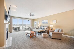 Smart TV, fireplace