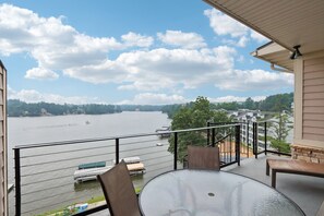 Outdoor dining - Scenic Shores Escape - Lakefront - Indoor Parking (Wisconsin Dells)