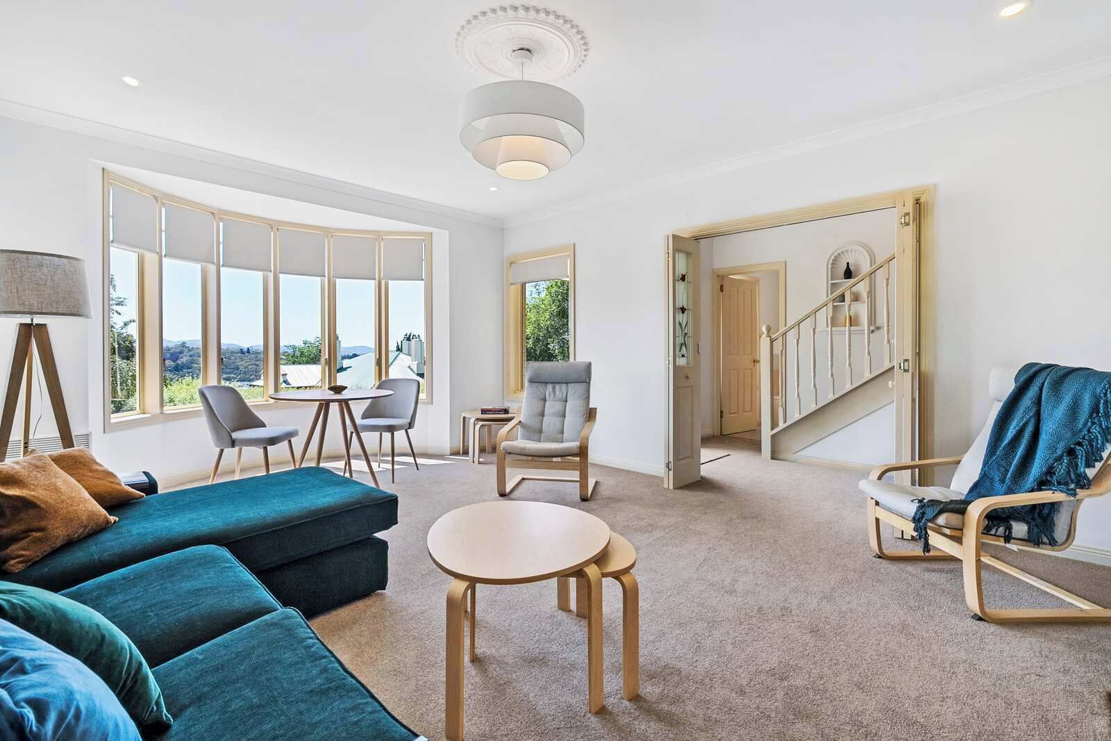 Télévision, cheminée, espaces bureaux