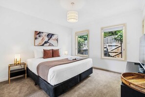 3 bedrooms, desk, iron/ironing board, travel crib - "Lizzy's Hideaway" – Close to City, Sleeps 6. (North Hobart)