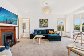 تلفزيون، مدفأة، مكتب