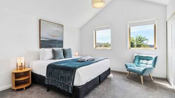 3 chambres, bureau, fer et planche Ă repasser, lit parapluie