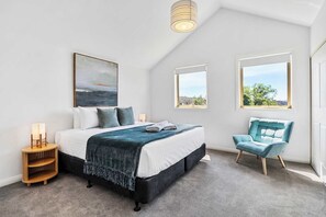 3 soverom, skrivebord, strykejern/-brett og reiseseng for barn