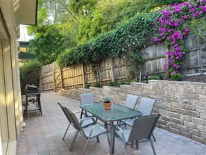 Outdoor dining - "Lizzy's Hideaway" – Close to City, Sleeps 6. (North Hobart)