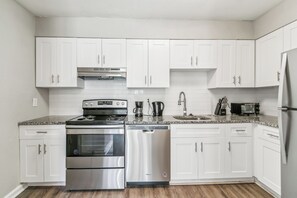 Réfrigérateur, four, plaque de cuisson, lave-vaisselle