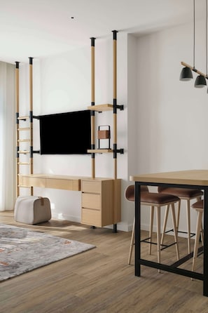 Familjelägenhet - 1 sovrum (SIRO) | Vardagsrum | 55-tums smart-tv med kabelkanaler