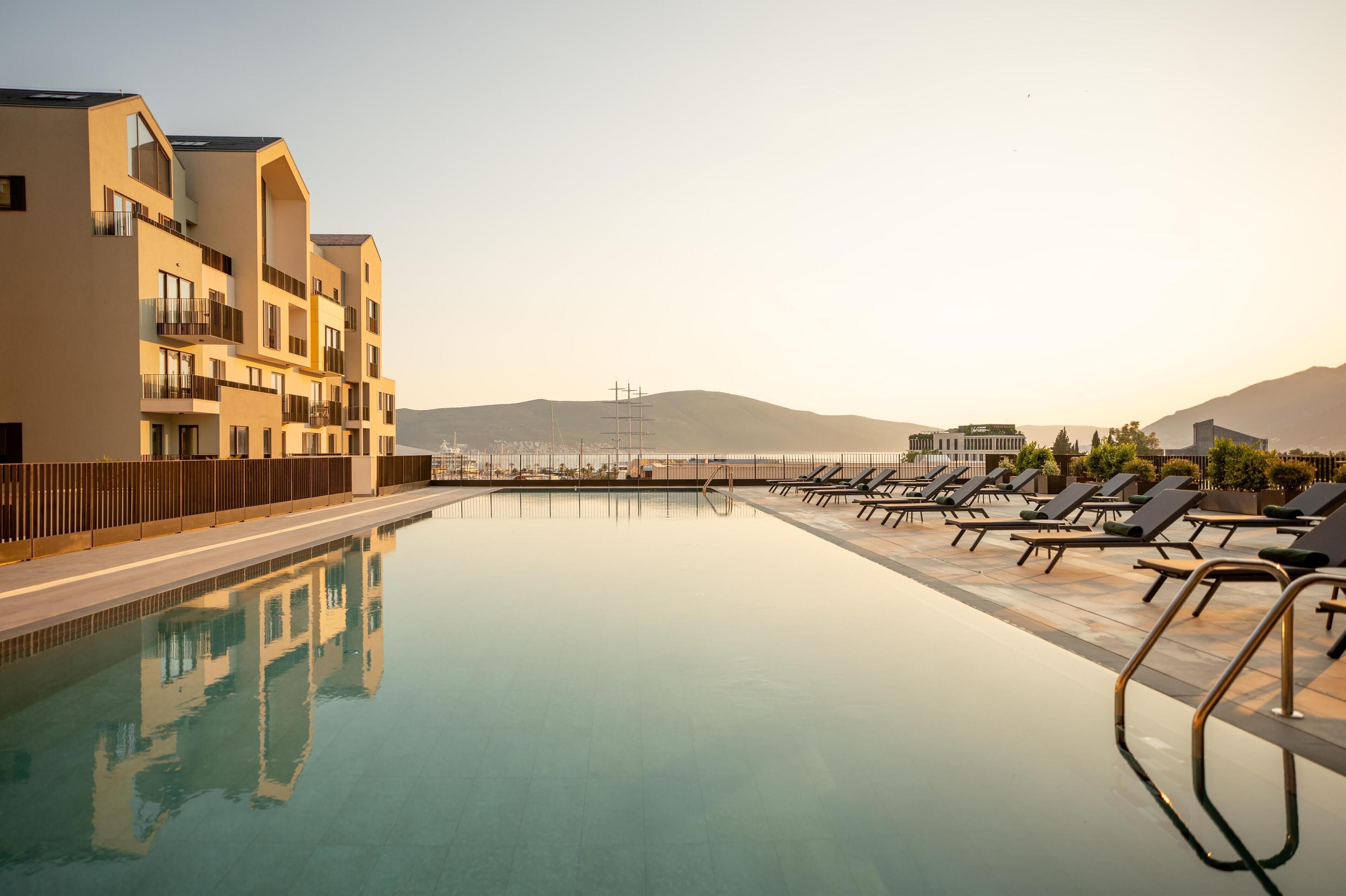 Una piscina cubierta, una piscina al aire libre de temporada