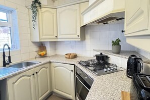 Huis | Privékeuken | Een koelkast, een magnetron, een oven, een kookplaat