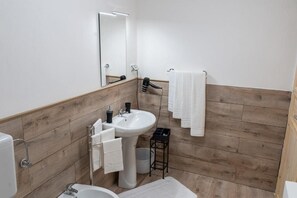Doccia, asciugacapelli, bidet, asciugamani