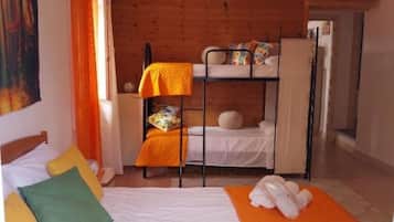 1 Schlafzimmer, Schreibtisch, Bügeleisen/Bügelbrett, Reisekinderbett