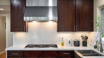 Kühlschrank, Mikrowelle, Herdplatte, Geschirrspüler