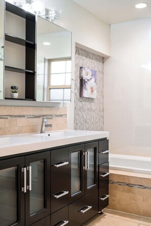 Douche, sèche-cheveux, serviettes fournies