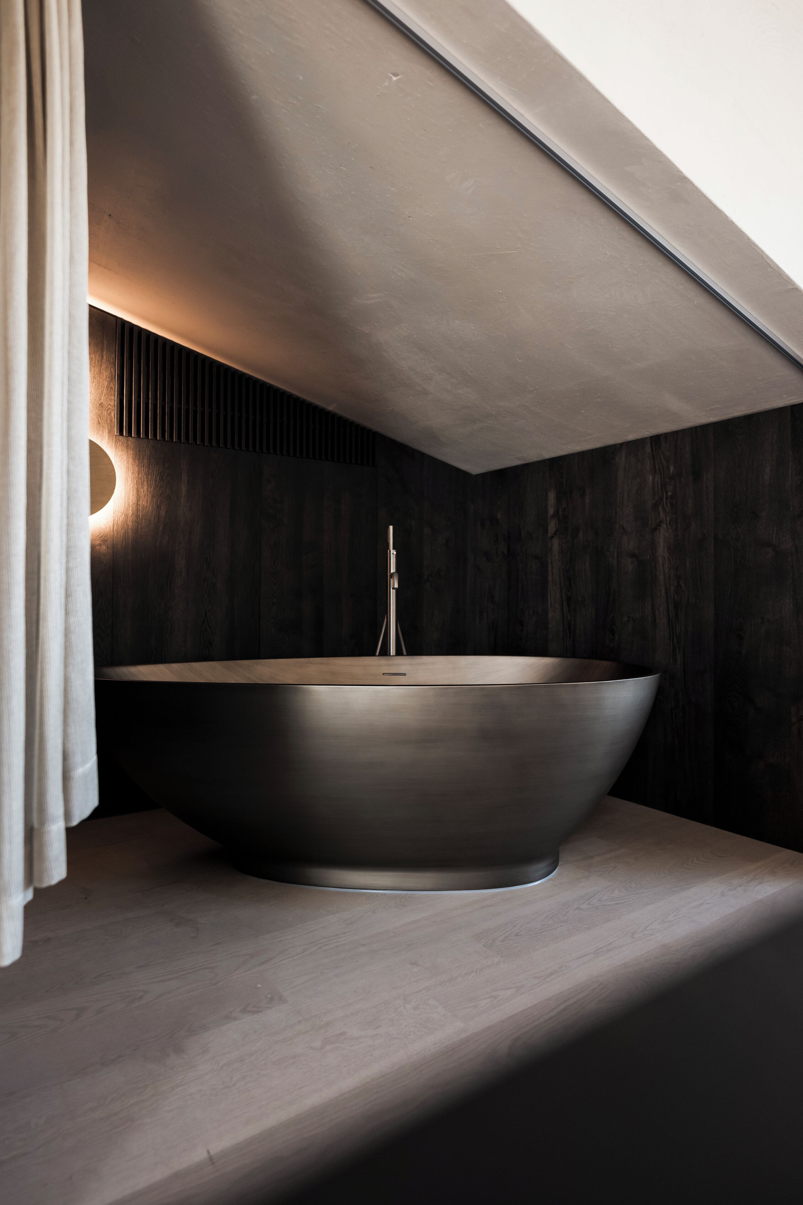 Ein modernes Badezimmer mit einem großen, runden Waschbecken und einem minimalistischen Design.