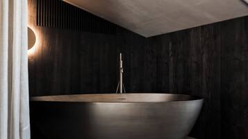 Ein modernes Badezimmer mit einem großen, runden Waschbecken und einem minimalistischen Design.