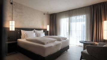 Suite – junior, balkong, bakgårdsutsikt | Sengetøy av topp kvalitet og senger med Select Comfort-madrass