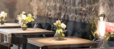 Khu vực ăn uống tại phòng
