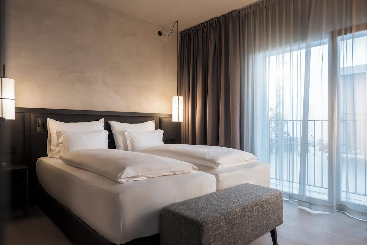 Junior suite, balkon, uitzicht op tuin | 1 slaapkamer, lakens van Egyptisch katoen, luxe beddengoed