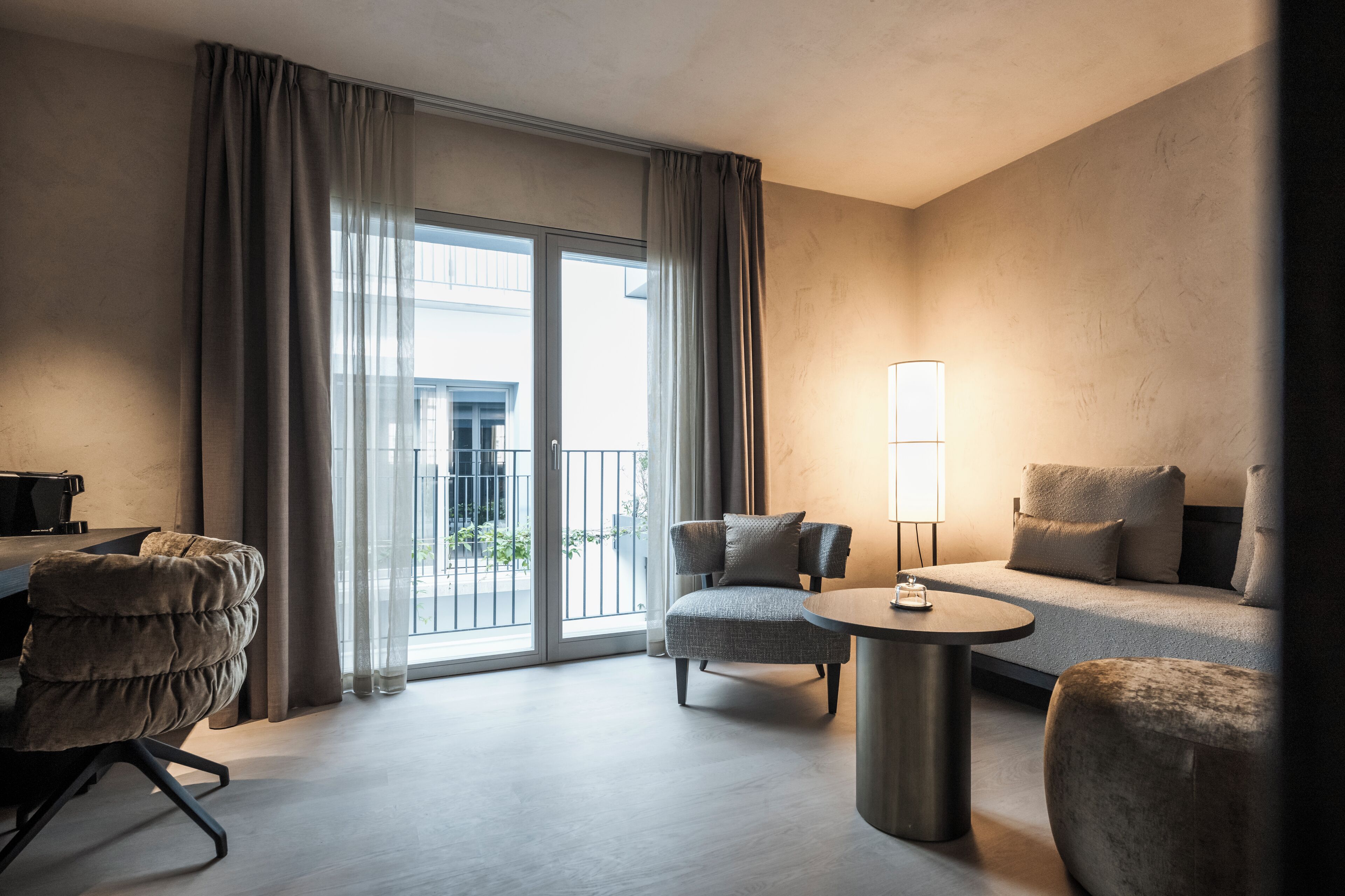 Deluxe Suite, Courtyard View | Premium bedding, Select Comfort beds, free minibar items, in-room safe