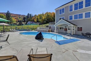 A heated pool - Mountain View Suite at Jiminy Peak - Ski On Off - Near Elevator, Pool, and Lobby (Hancock)