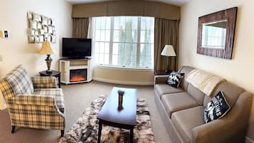 Een televisie, boeken en een kantoor