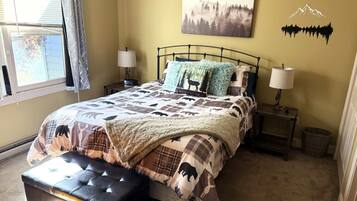 2 bedrooms, desk, iron/ironing board, WiFi