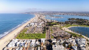 Una spiaggia nelle vicinanze