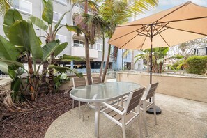 Outdoor dining - One Block To Mission Beach and Belmont Park! (San Diego)