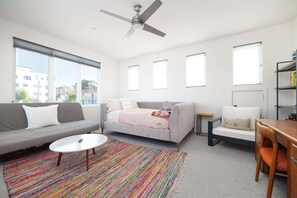 Een televisie, videogames, boeken en een kantoor