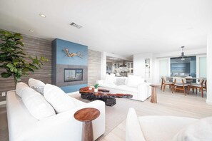 Fernseher, Bücher, Stereoanlage, Arbeitsbereiche