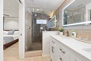 Dusche, Haartrockner, Handtücher, Shampoo
