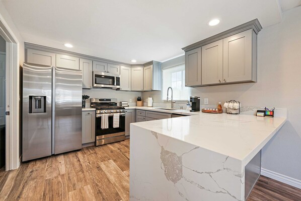 Fridge, microwave, oven, stovetop - 2 Homes in 1! | Sleeps 18 | 10 Min to Zoo & Beach (San Diego)