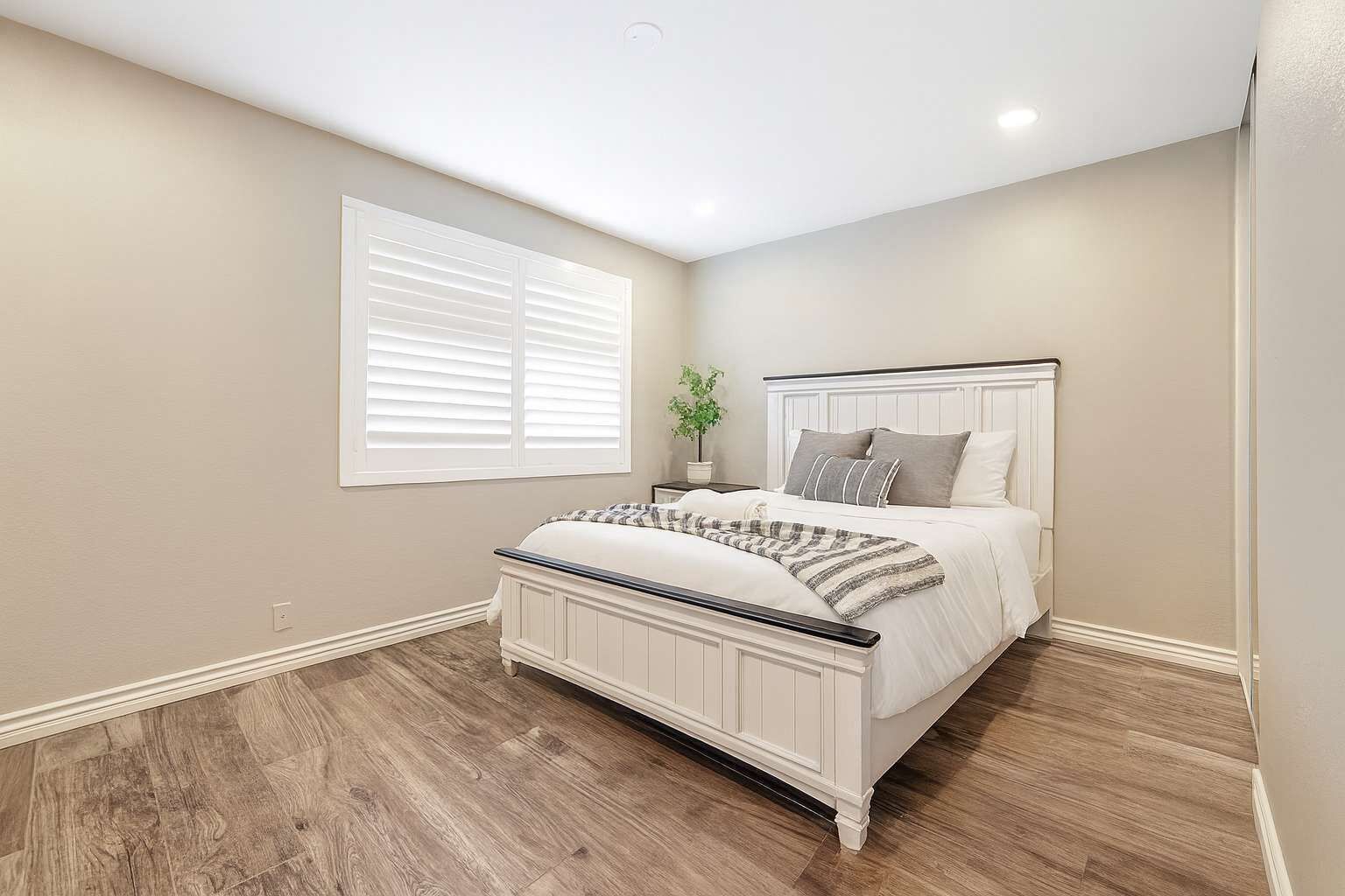 6 bedrooms, desk, travel crib, WiFi