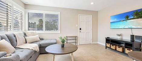 Télévision, livres, espaces bureaux