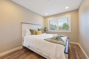 6 bedrooms, desk, travel cot, WiFi - 2 Homes in 1! | Sleeps 18 | 10 Min to Zoo & Beach (San Diego)