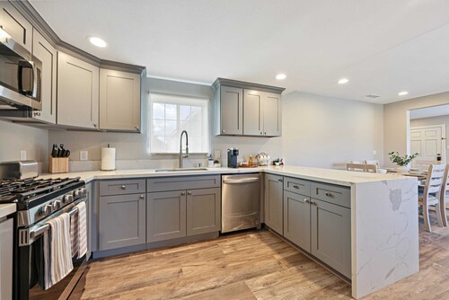 2 Homes in 1! | Sleeps 18 | 10 Min to Zoo & Beach