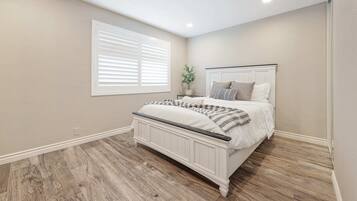 6 bedrooms, desk, travel crib, WiFi