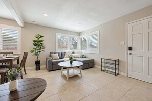 TV, books, offices - 2 Homes in 1! | Sleeps 18 | 10 Min to Zoo & Beach (San Diego)