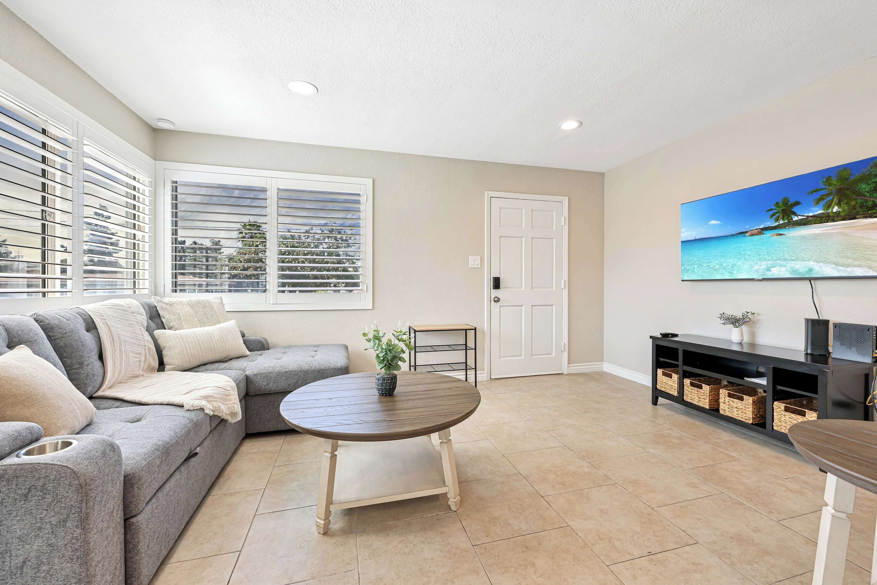 Télévision, livres, espaces bureaux