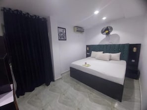 Habitación Deluxe, balcón, vista a la ciudad | Escritorio, espacio para trabajar con laptop y wifi gratis 
